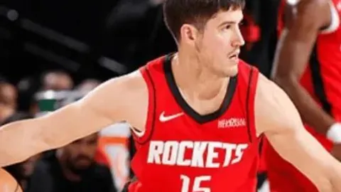 石宇奇马来西亚羽球男单成功晋级四强